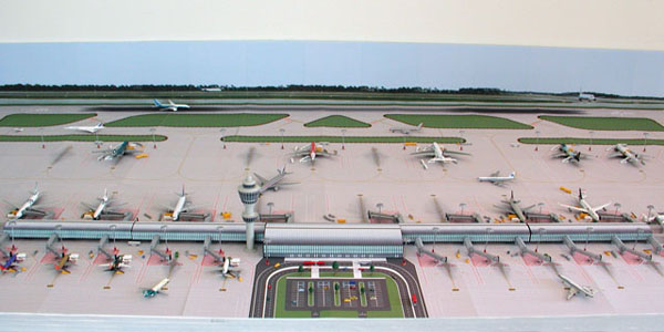 1-400-model-airport-single-runway-2-foils-airport-diorama-designs